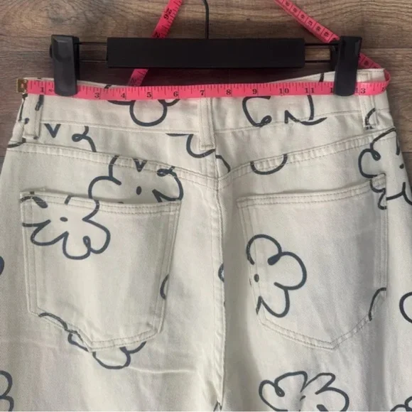 🌼 Size X-Small Cream Colored Straight Leg Pants With A Black Floral Print - Picture 7 of 9